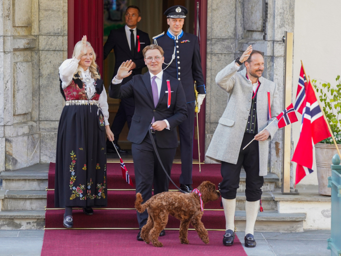 Kronprinsfamilien kommer ut for å hilse barnetoget i Asker.  Foto: Lise Åserud / NTB